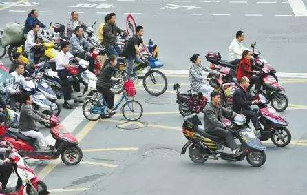 探訪“史上最嚴(yán)”電動(dòng)車新國(guó)標(biāo)實(shí)施成效 消費(fèi)者：安全有保障，購(gòu)買上牌也便利